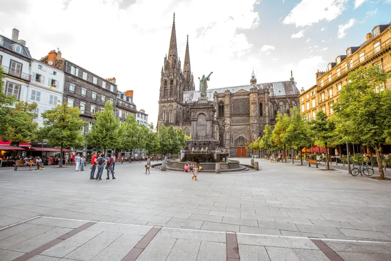 Vue de Clermont-Ferrand et de la chaîne des Puys, ville universitaire de l'Université Clermont Auvergne